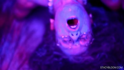 Ang sanggol ay nagsasalsal sa camera at dinadala ang sarili sa orgasm.